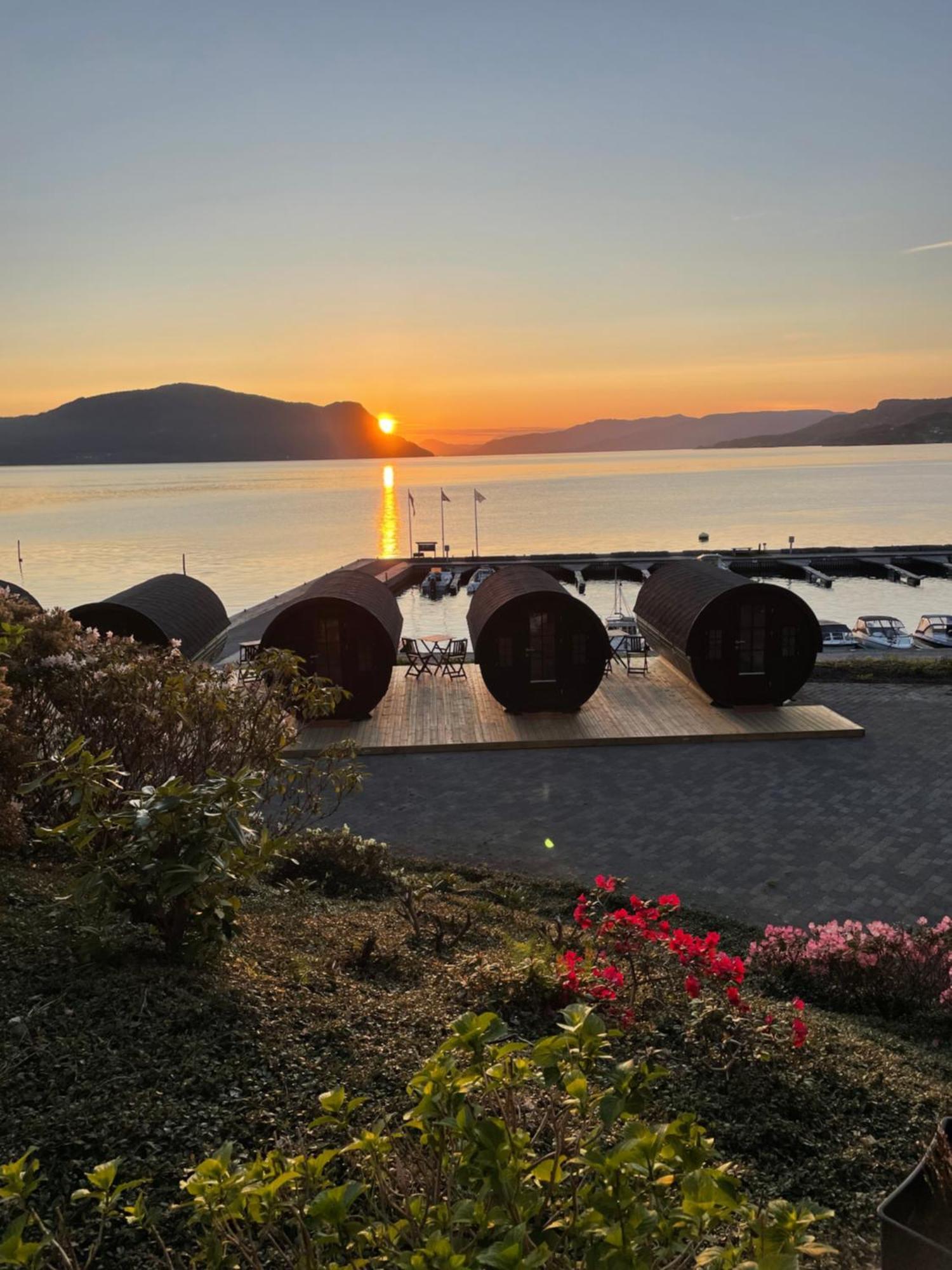 Sleeping Barrel Lodge Smaken Av Ryfylke Event As, Drives Ikke Som Hotell Hjelmeland Bagian luar foto